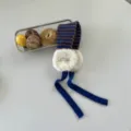 Gestreifte Strick-Ohrenschützer mit flauschigem Plüsch und Bändern, blau-braun für den Winter. - Einheitsgröße / Saphirblau