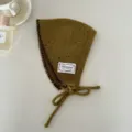 Olivenfarbene Strickmütze Variante, gemütlicher Ohrenklappen-Stil mit Lochmuster und Bändern. - Ohrwärmer / Olivgrün