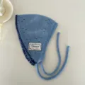 Blaues Strick-Babymütze mit Ohrenklappen, Lochmuster und Bändern für Herbst und Winter. - Ohrwärmer / Blau