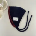 Berretto in maglia blu scuro con cuciture rosse, comodo cappello invernale caldo per orecchie con lacci - Paraorecchie / Blu navy