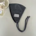 Berretto in maglia grigia con bordo nero e lacci, elegante cuffia calda per l'inverno. - Paraorecchie / Grigio