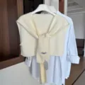 GESTRICKTER SCHULTERWÄRMER für Damen, eleganter cremefarbener Pullover-Kragen, stilvoll. - Gebrochenes Weiß