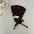 Sciarpa triangolare in maglia marrone scuro con cuciture a contrasto e graziosi nastri. - Paraorecchie / Caffè