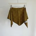 Sciarpa triangolare in maglia verde oliva con bordo marrone, accessorio autunno inverno chic. - Fazzoletto triangolare / Verde oliva