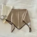 Sciarpa triangolare traforata in maglia kaki con bordo marrone scuro per donna - Fazzoletto triangolare / Kaki