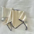 Accogliente sciarpa triangolare in maglia con bordo blu scuro e motivo traforato per donna. - Fazzoletto triangolare / Beige