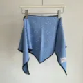 Sciarpa triangolare in maglia blu con bordo all'uncinetto e motivo traforato invernale. - Fazzoletto triangolare / Blu