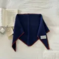 Sciarpa triangolare in maglia blu con punto festone rosso e motivo traforato chic. - Fazzoletto triangolare / Blu navy