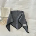 Sciarpa triangolare traforata in maglia grigia con bordo nero, accessorio invernale caldo. - Fazzoletto triangolare / Grigio