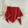 Bella sciarpa triangolare traforata in maglia rossa con eleganti cuciture bianche ed etichetta. - Fazzoletto triangolare / Borgogna