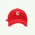 Rote Baseballkappe mit weißem gesticktem Buchstaben C, lässiger Sommersonnenschutzhut. - Rot