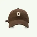 Braune Baseballkappe mit weißem gesticktem Buchstaben C, klassischer lässiger Sonnenschutzhut. - Kaffeebraun
