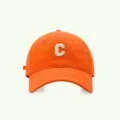 Orangefarbene Baumwoll-Baseballkappe mit weißem Stickbuchstaben C, cooler Freizeit Hut. - Orange