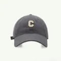 Dunkelgraue Baumwoll-Baseballkappe mit gesticktem Buchstaben C, lässige Sonnenschutzkappe. - Grau