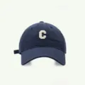 Dunkelblaue Baseballkappe mit weißem Buchstaben C, klassischer Freizeithut für den Sommer. - Marineblau
