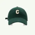 Dunkelgrüne Baseballkappe mit gesticktem Buchstaben C, klassische Freizeitmütze. - Dunkelgrün