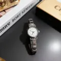 Kleine Damen Quarzarmbanduhr aus Edelstahl mit elastischem Armband und weissem Zifferblatt. - Ziffer Weiß