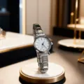 Nahaufnahme Detailansicht einer stilvollen Damen Edelstahl Quarzuhr mit silbernem Metallarmband. - Indizes Weiß