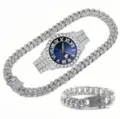 Vue détaillée de la montre à quartz glacée de luxe et de la chaîne cubaine avec des strass. - Style 2 (Ensemble de Bijoux)