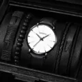 Λεπτομερής όψη ανδρικού ρολογιού quartz και δερμάτινων βραχιόλων σε μαύρο κουτί δώρου close up - Μαύρο 4