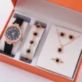 Vista dettagliata dell'orologio al quarzo da donna e set di gioielli a cuore con strass. - Set Tipo 11