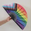 10-inch Progress Pride vlag vouwwaaier met zwarte plastic baleinen - Progress Pride Flag Regenboog Patroon (Stijl 6) / 10"