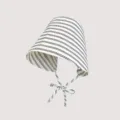 Detalle del sombrero de sol a rayas con el patrón clásico y un cordón ajustable cómodo. - M (56-58cm) / Rayas Blancas