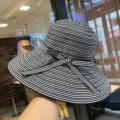 Detailaufnahme eines schwarz-weißen gestreiften Sonnenhutes mit breiter Krempe und Schleife. - M (56-58cm) / Schwarz-Weiß Schleife