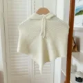 Gebreide bivakmuts sjaal detail, warme winter gezellige beige capuchon trui scène. - M (56-58cm) / Beige