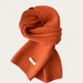 Nahaufnahme eines weichen einfarbigen Strickschals aus Wolle, warmes Winteraccessoire. - Persimone Karo