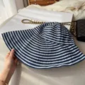 Gestreifter Fischerhut mit breiter Krempe für Damen, Sommerschutz faltbarer Sonnenhut Strand. - M (56-58cm) / Marineblau, vorne lang und hinten kurz