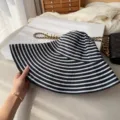 Elegante sombrero de sol a rayas blanco y negro de ala ancha para mujer, ideal para verano. - M (56-58cm) / Blanco y negro, largo por delante y corto por detrás