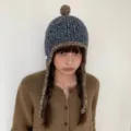 Koreanische Strickmütze mit Ohrenklappen für Damen, warme Plüschball-Mütze für den Winter. - M (56-58cm) / Dunkelgrau