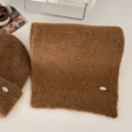 Gemütlicher brauner flauschiger Winterschal und Mützen Set mit edlem ovalem Metalletikett. - Karamell (Schal)