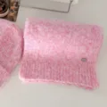 Detalle de bufanda de punto de mohair rosa, accesorio de moda de invierno suave y calido. - Rosa (bufanda)