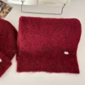 Conjunto de bufanda y gorro de invierno rojos y peludos con etiqueta metálica, suave. - Vino tinto (bufanda)