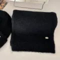 Cómoda bufanda de invierno mullida negra con elegante detalle de etiqueta, suave y cálida. - Negro (bufandas)
