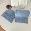Conjunto de gorro de punto azul claro y bufanda de invierno con etiqueta metálica. - Azul