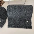 Conjunto de bufanda y gorro de punto mullido gris oscuro con etiqueta metálica suave y cálido - Gris oscuro (bufanda)
