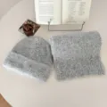 Gemütliche graue Mütze und Schal Set für Damen, warme Winter Strickmütze und Halstuch. - Hellgrau