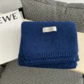 Bufanda de punto azul oscuro acogedora para mujer, bufanda de invierno cálida con etiqueta. - Azul zafiro