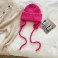 Gorro de punto rosa con orejeras y cordones largos, gorro de invierno cálido y suave. - 22*23 cm / Rosa rojo