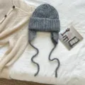 Gorro de punto gris con orejeras y cordones largos, gorro de invierno cálido y suave. - 22*23 cm / Gris oscuro