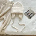 Gorro de punto coreano de invierno con orejeras en color beige, suave y cálido gorrito. - 22*23 cm / Blanco