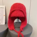Rote Plüsch Ushanka Mütze Detailaufnahme, warme gefütterte Fliegermütze mit geflochtenen Bändern. - M (56-58cm) / Rot