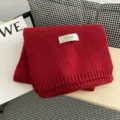 Detalle bufanda punto rojo invierno cálido accesorio lana primer plano textura suave moda acogedora - Rojo China