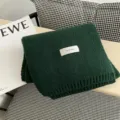 Bufanda de punto verde oscuro lisa con etiqueta de marca, accesorio cálido y acogedor. - Verde Oscuro