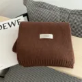 Detalle bufanda de punto marrón invierno, textura de lana suave con etiqueta, cálida - Café oscuro puro