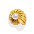 Vintage goudkleurige emaille schelp broche met witte parel elegante kleding accessoire - Geëmailleerde zeeschelpbroche - geel