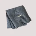 Dunkelgrauer Damen Strickschal mit schickem Kreuzdesign, Knopfverschluss und warmer Wintermode. - Grau